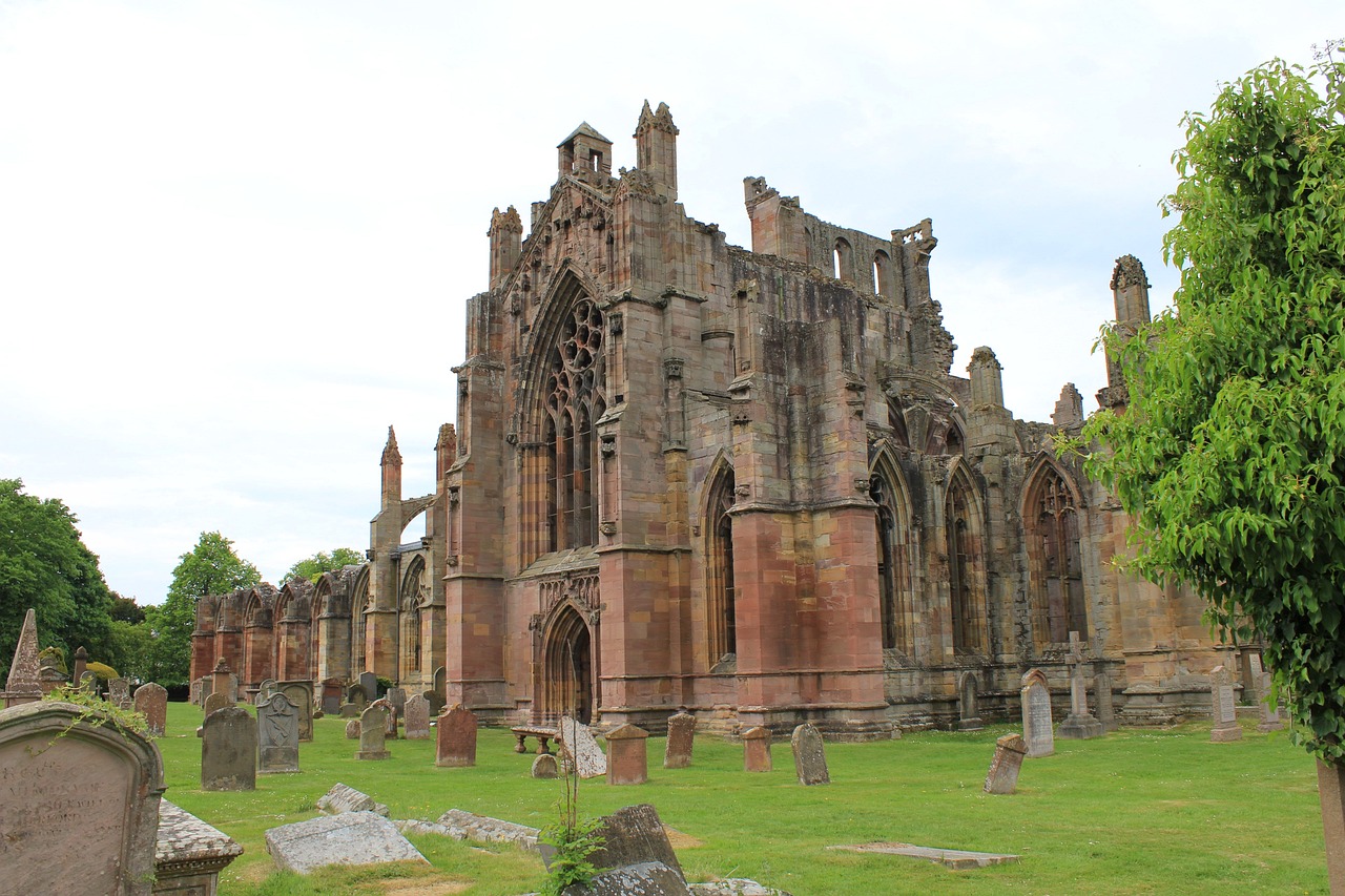 Kirche hinter einem Friedhof