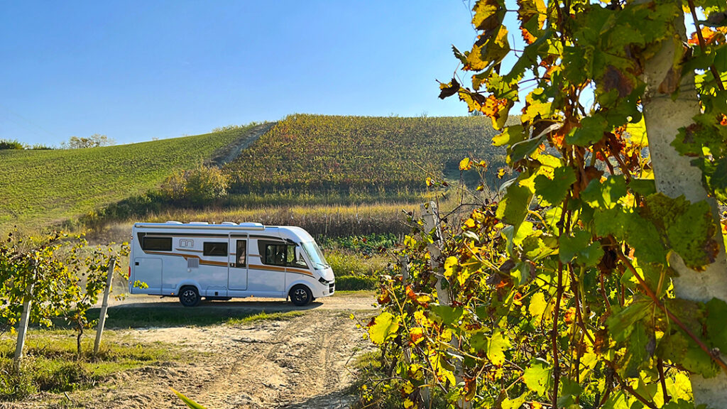 Wohnmobil von Carthago zwischen Feldern