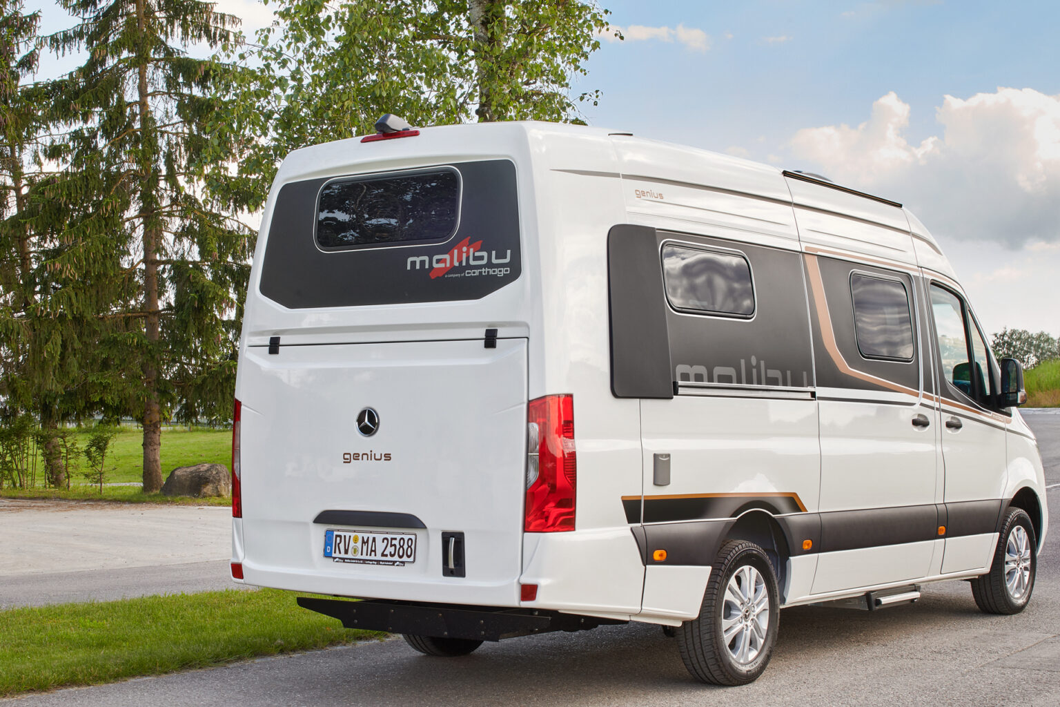 Detailansicht der Heckverlängerung des 2025 Malibu Genius 641 LE in Camper-Weiß, die die Funktionalität und das moderne Design des Fahrzeughecks betont