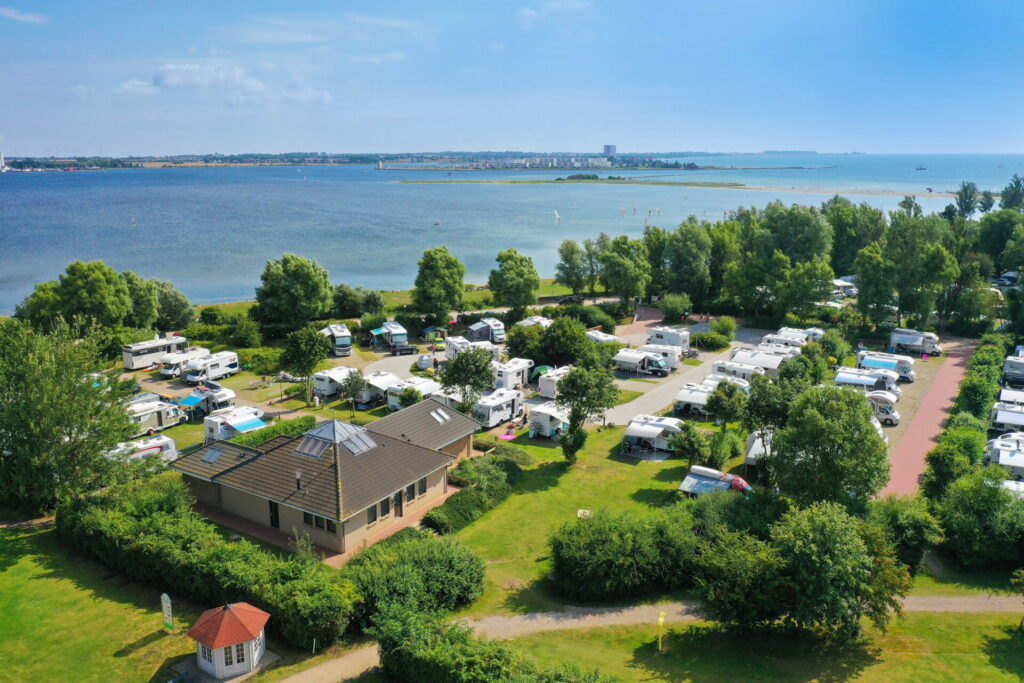 Campingplatz im Grünen mit einigen Wohnmobilen direkt am