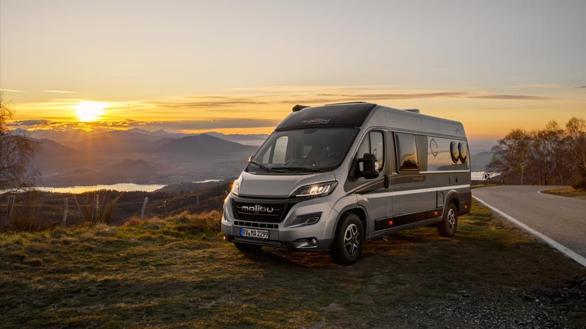 Ein Malibu Camper Van, fotografiert am Straßenrand bei Sonnenuntergang.