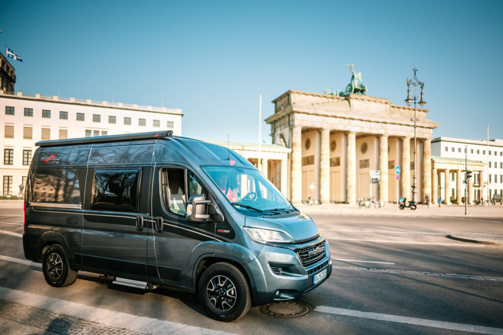 Malibu Van vor dem Brandenburger Tor in Berlin