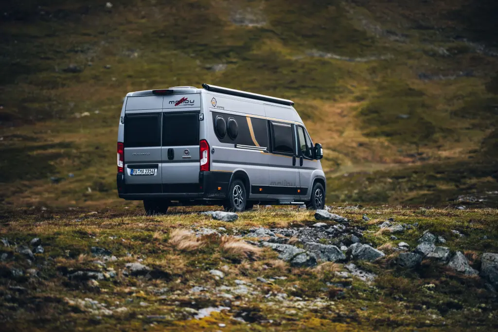 Ansicht eines Malibu Campervan in bergigem Gelände.