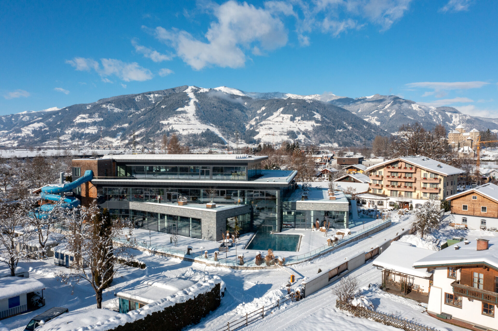 Hotel mit Pool umgeben von schneebedeckten Bergen