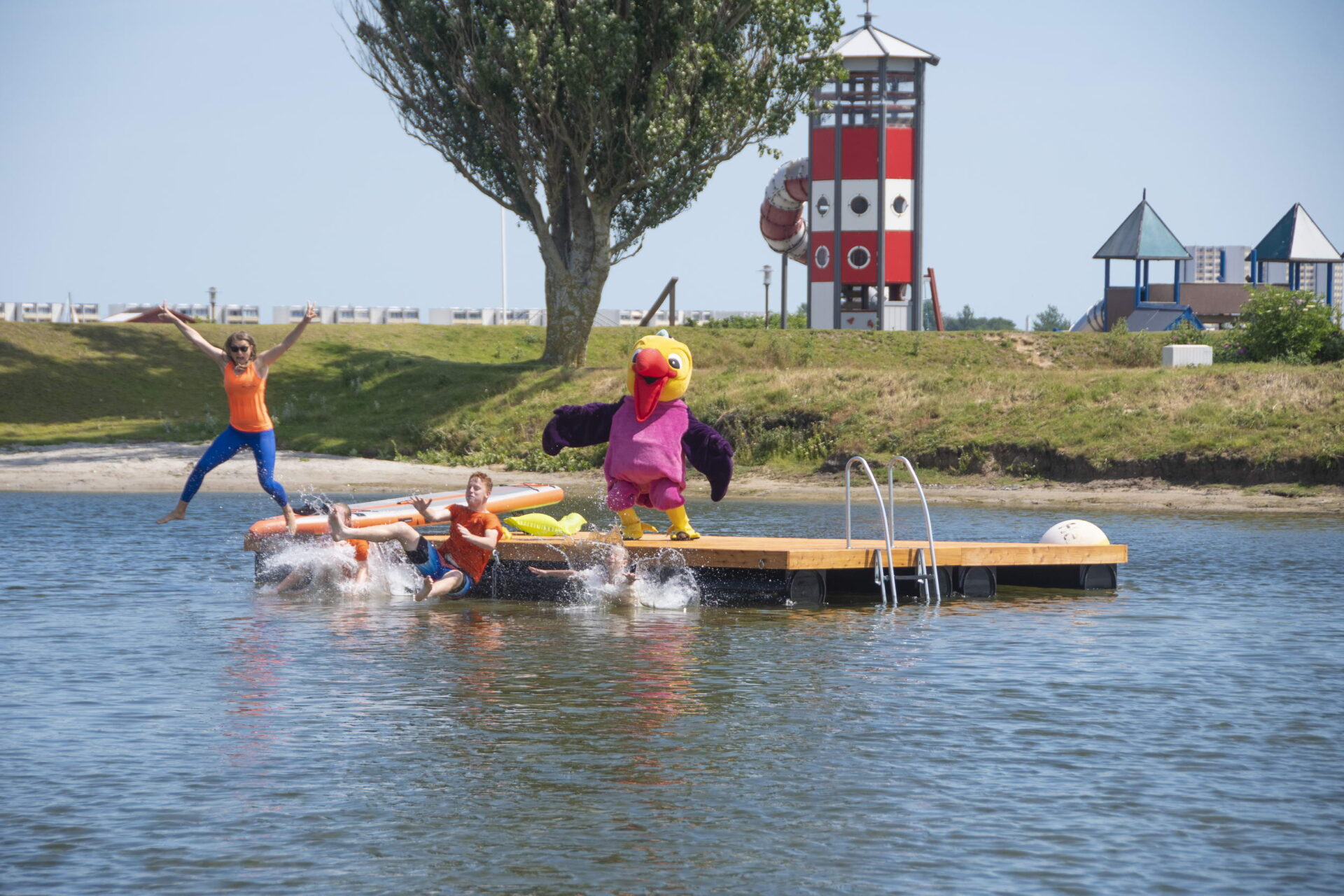 Freudige Menschen am planschen vor einer schwimmenden Insel im Zeller See