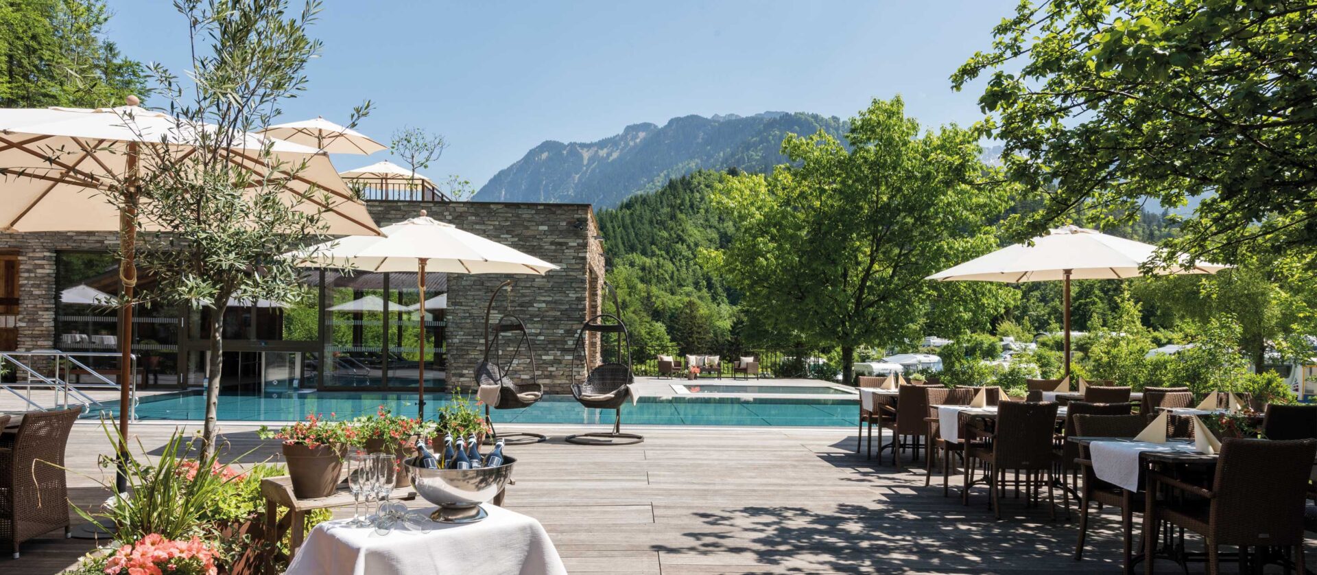 Terrasse mit Pool vor einem Berg