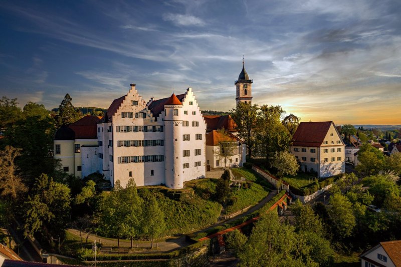 Das Aulendorfer Schloss in der Abenddämmerung.