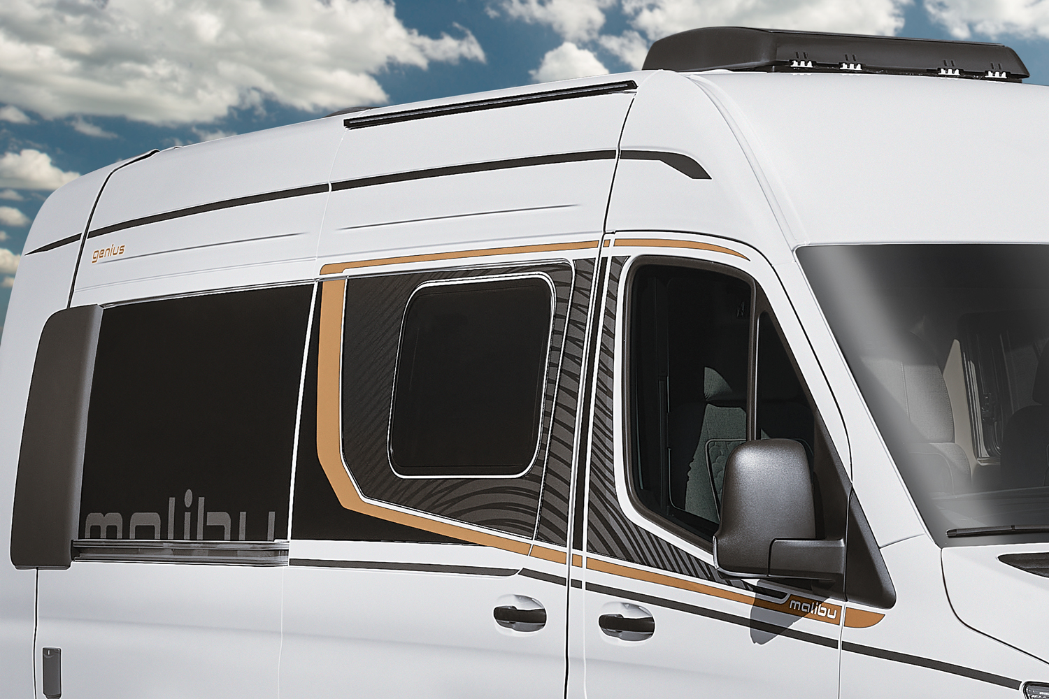 Seitenansicht des Malibu Genius 641 LE in Camper-weiß, mit dem auffälligen Genius-Schriftzug auf der Karosserie, der das elegante und moderne Design hervorhebt