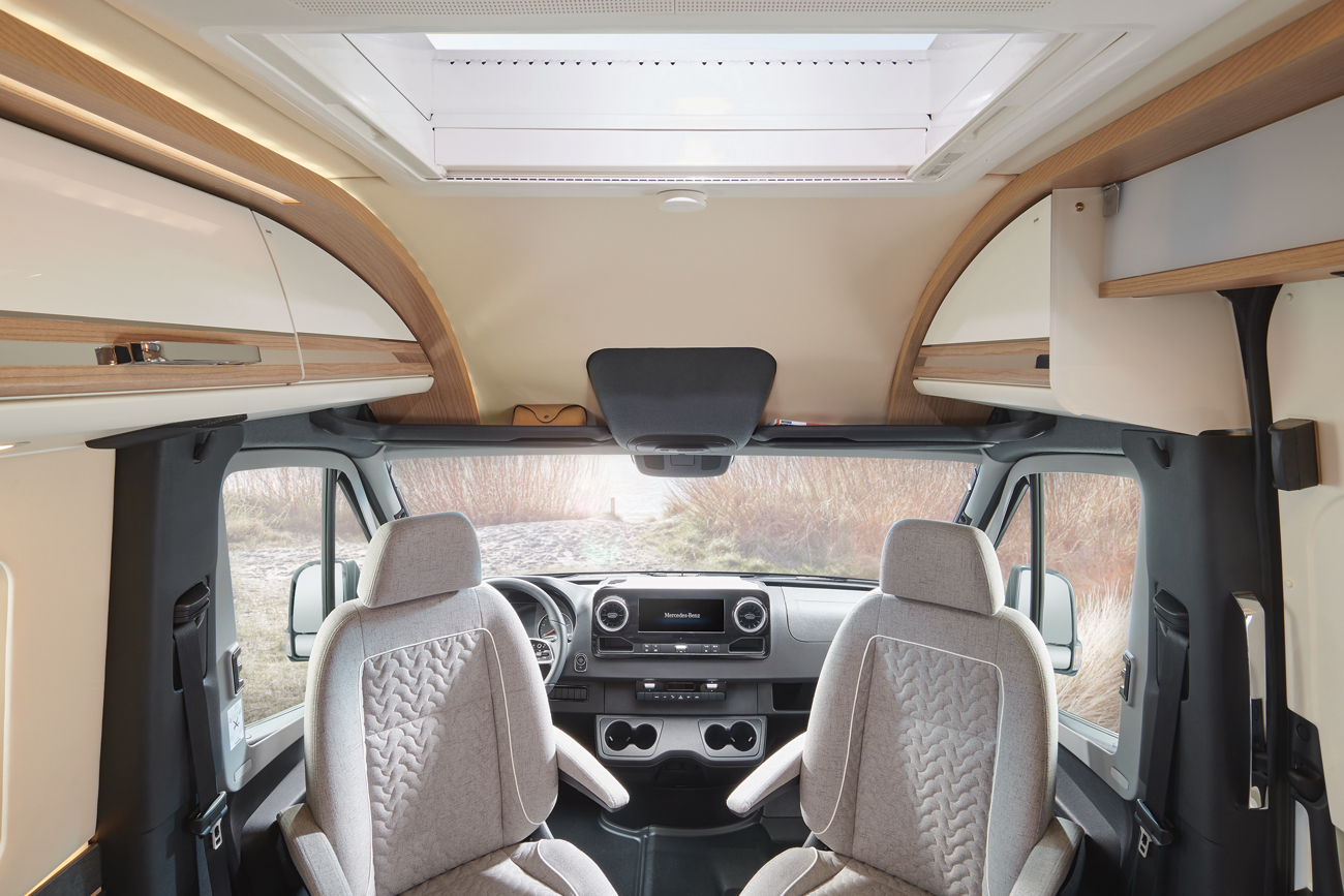 Innenraum Ansicht der Fahrerkabine des Malibu Genius 641 LE mit umgestellten Sitzen nach hinten um das elegante Interieur Design hervorzuheben