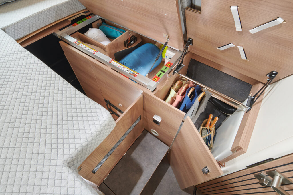 Stauraum Ansicht Großer und extrahoher Kleiderschrank unter dem Längseinzelbett im Malibu Genius 461 LE