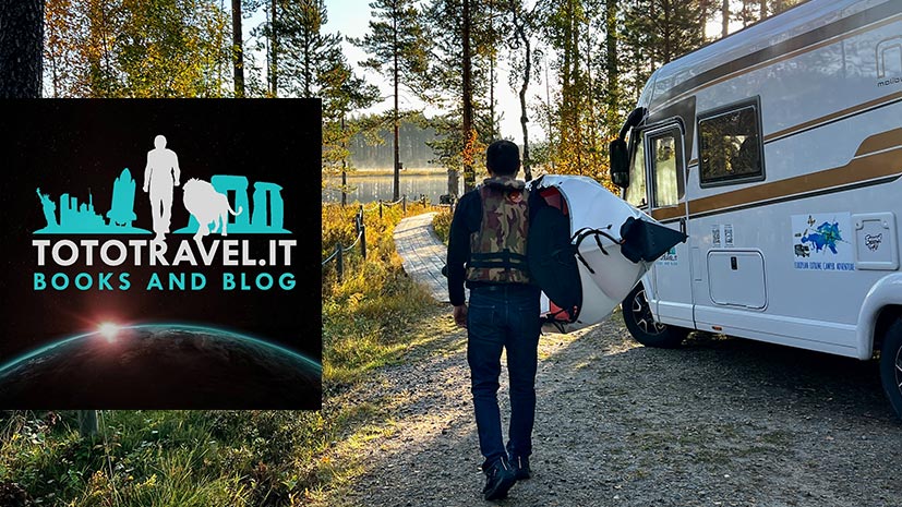 Das Logo von "Tototravel.it" ist vor dem Hintergrund eines Mannes mit einem Kanu zu sehen, während ein Malibu Wohnmobil an der Seite geparkt ist.