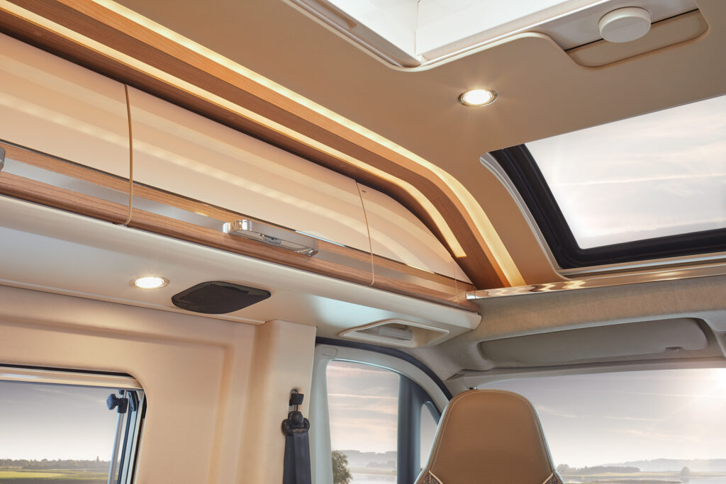 Detailansicht des neu gestalteten Dachstauschranks der Modelle Exclusivline charming GT skyview und coupé.