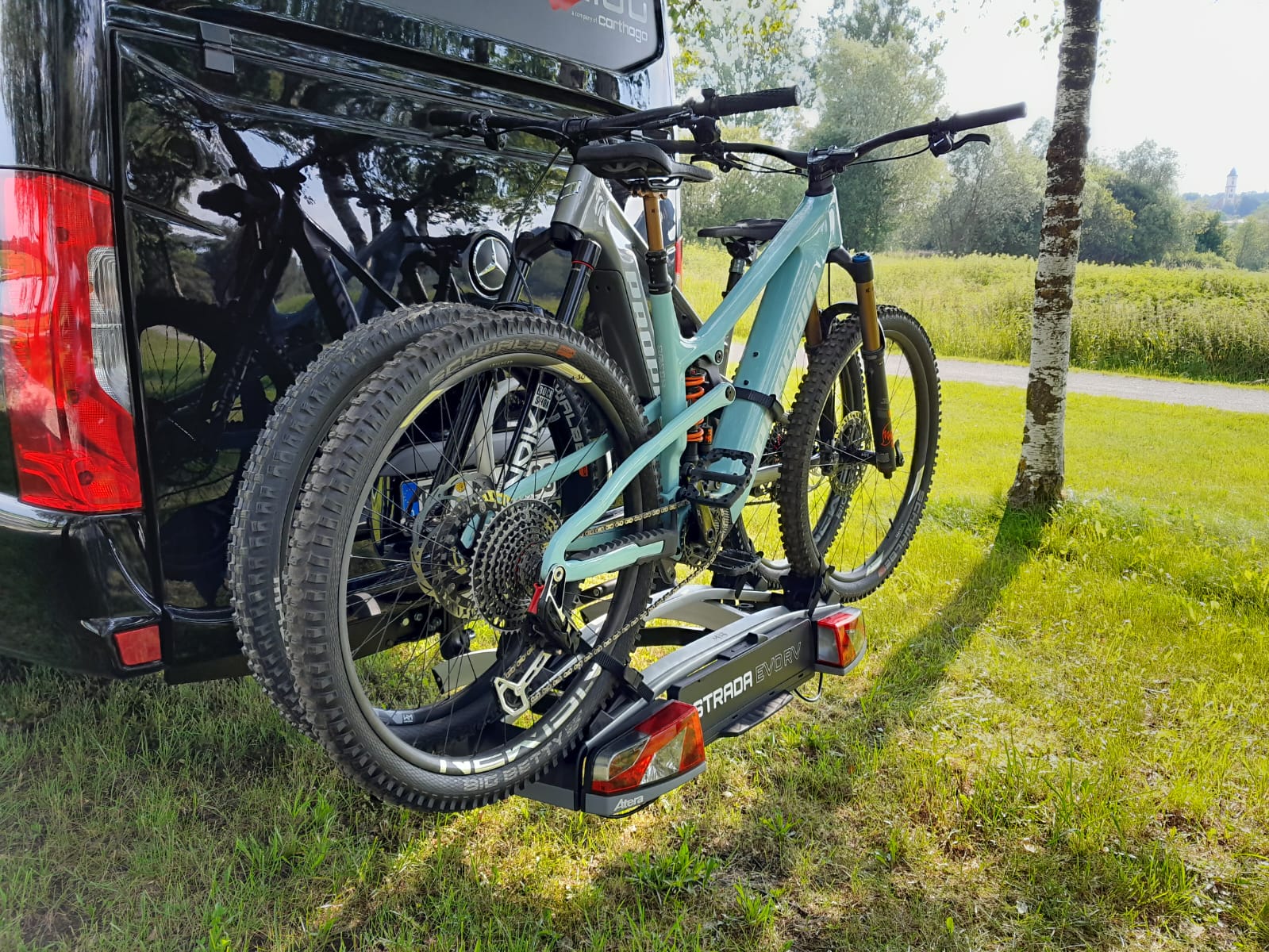 Heckansicht Malibu Genius Klassisch mit abklappbarer Pedelec- und Fahrradträger auf der Anhängerkupplung