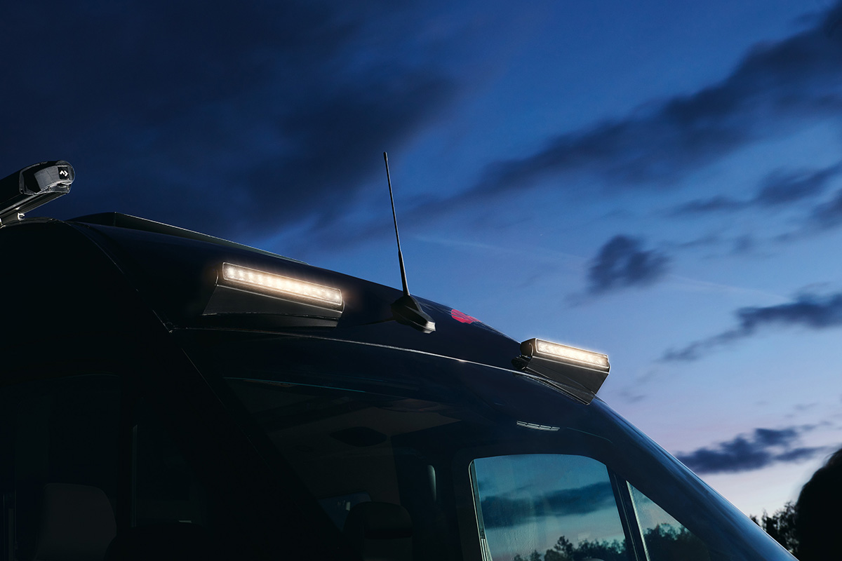 Nahaufnahme der LED-Lightbar am Malibu Genius 4x4 Performance, die für optimale Ausleuchtung und Sichtbarkeit bei Nachtfahrten sorgt und das moderne, leistungsstarke Design des Fahrzeugs betont