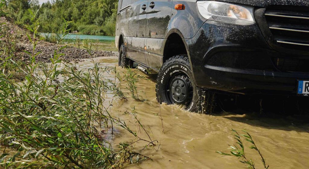 Malibu Genius 4x4 Performance, in einer Outdoor-Szene, zeigt seine Leistungsfähigkeit und Robustheit in anspruchsvollem Gelände, perfekt für Abenteuertouren abseits der Straßen tut die 16 Zoll Stahlfelgen in schwarz hervorheben