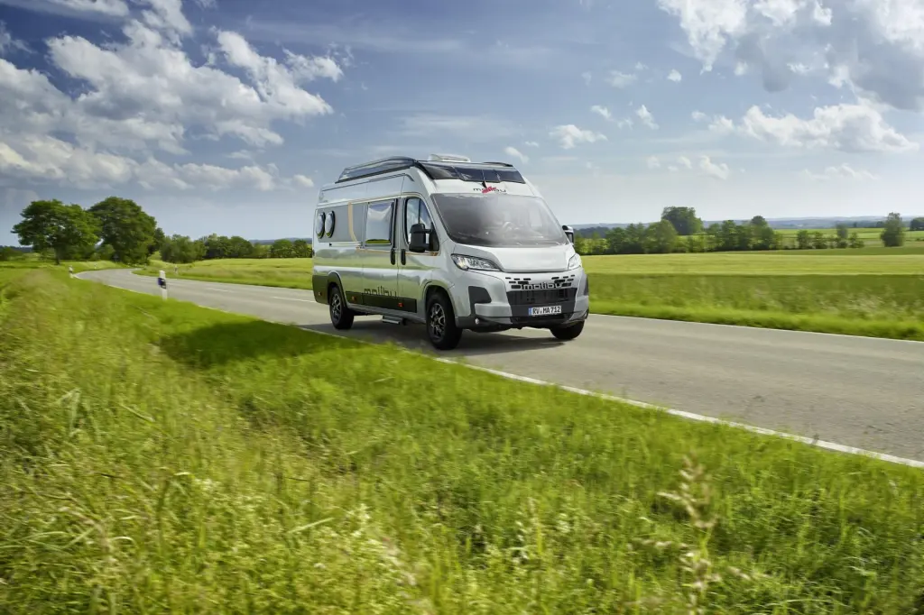 Fahraufnahme eines Malibu Campervan diversity auf einer Landtraße.