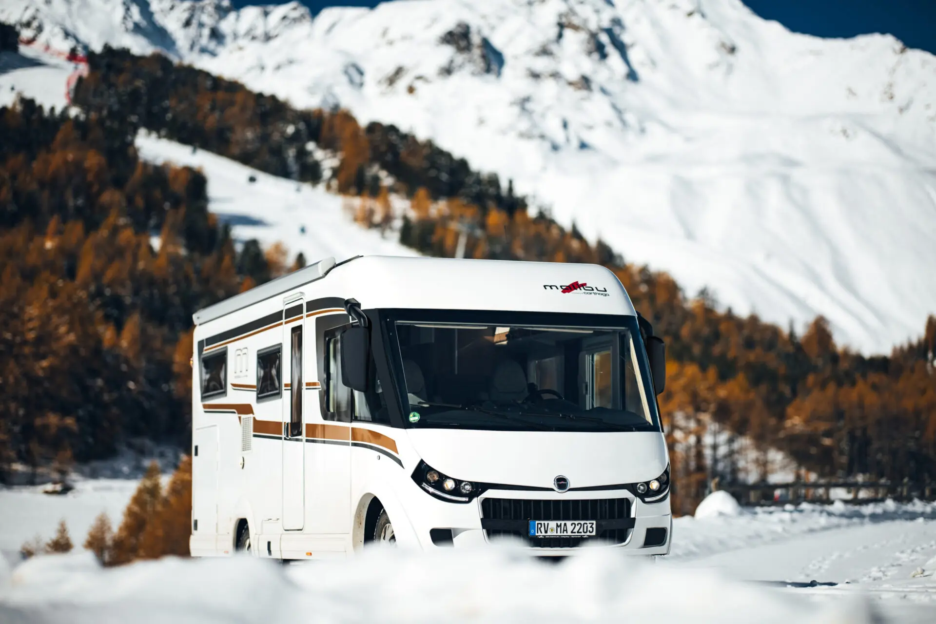 Inmitten einer Schneelandschaft steht ein Malibu Reisemobil.