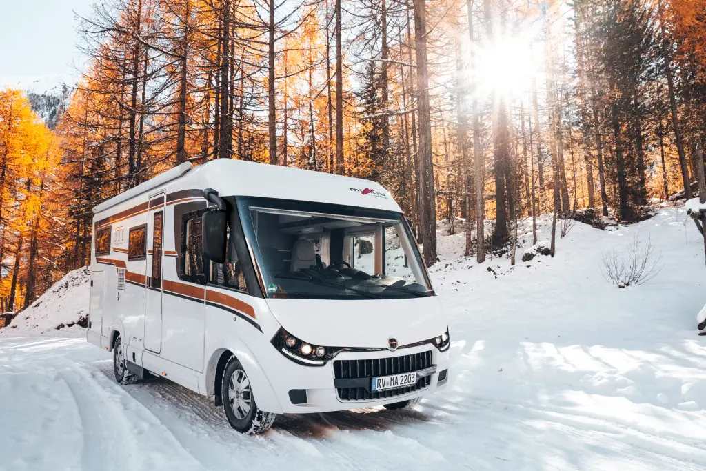 Ansicht eines Malibu Reisemobils im Winter mit Bäumen im HIntergrund