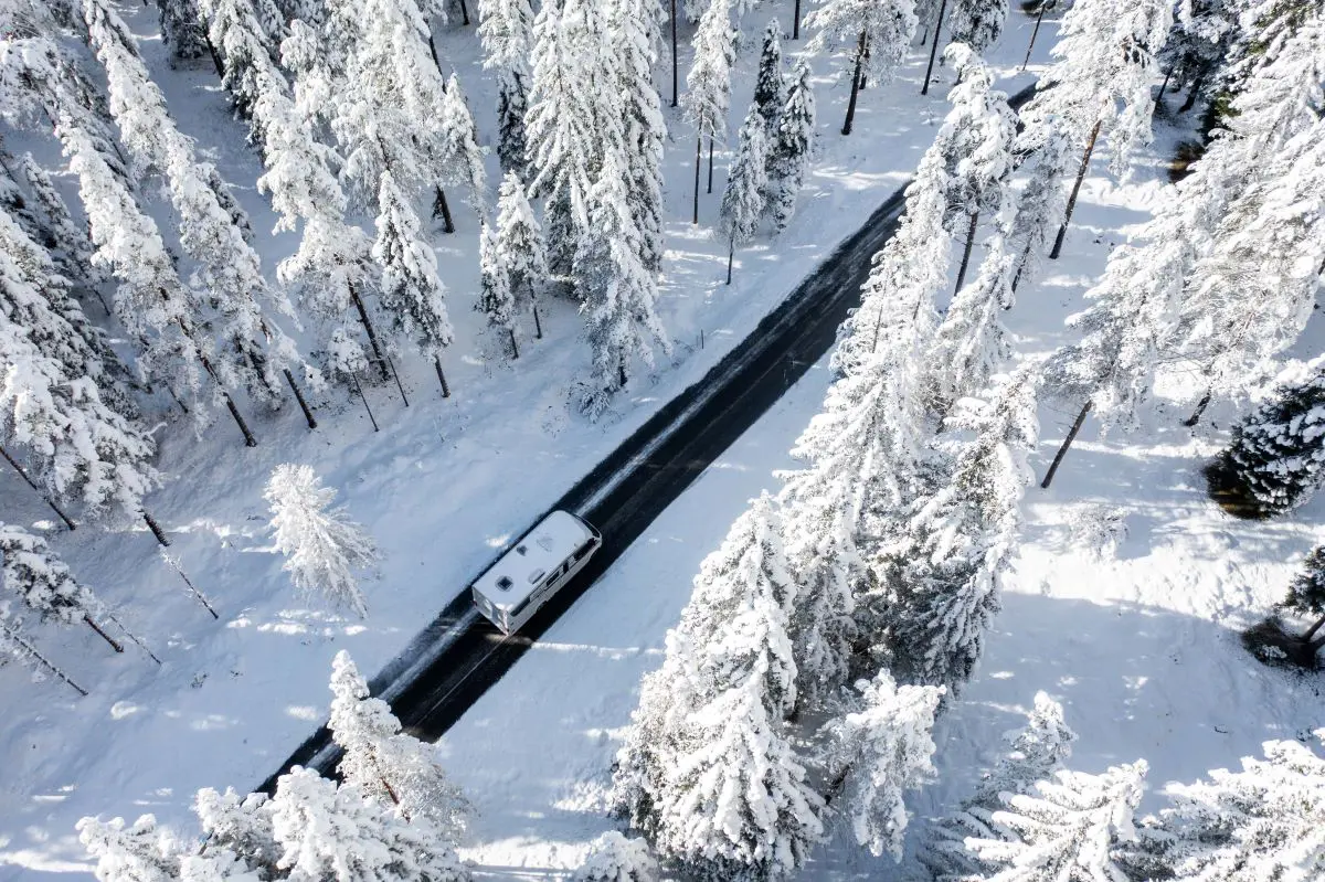 Ansicht einer verschneiten Straße mit einem Malibu Reisemobil.