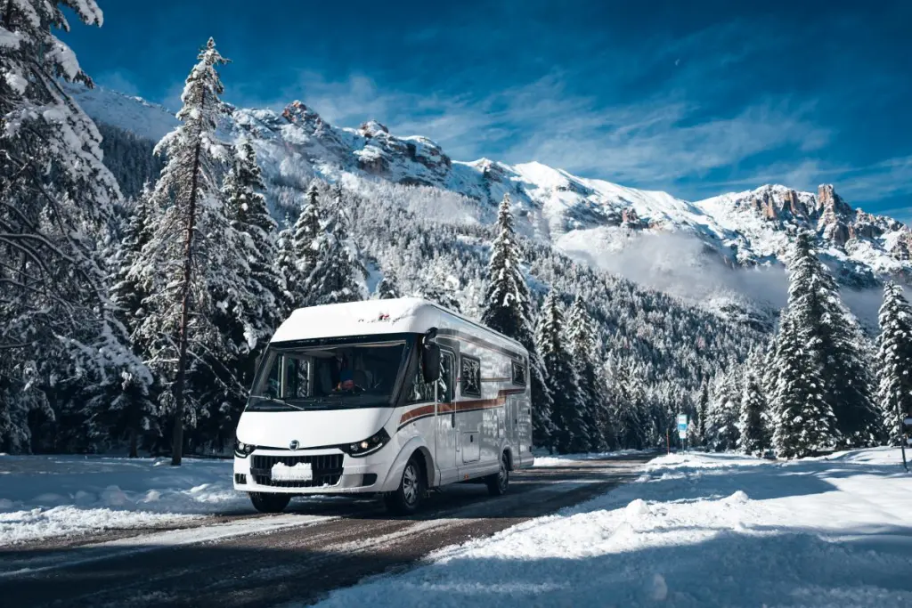 Ansicht eines Malibu Reisemobils inmitten einer Winterlandschaft in den Bergen.