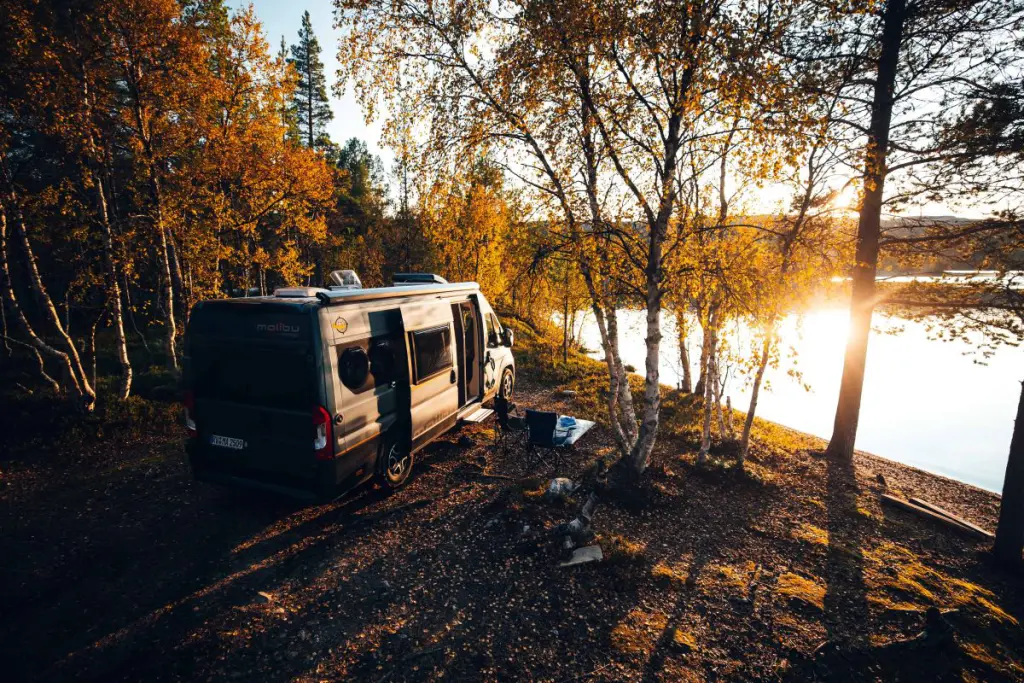 Campingszene eines Malibu Van an einem See in Norwegen