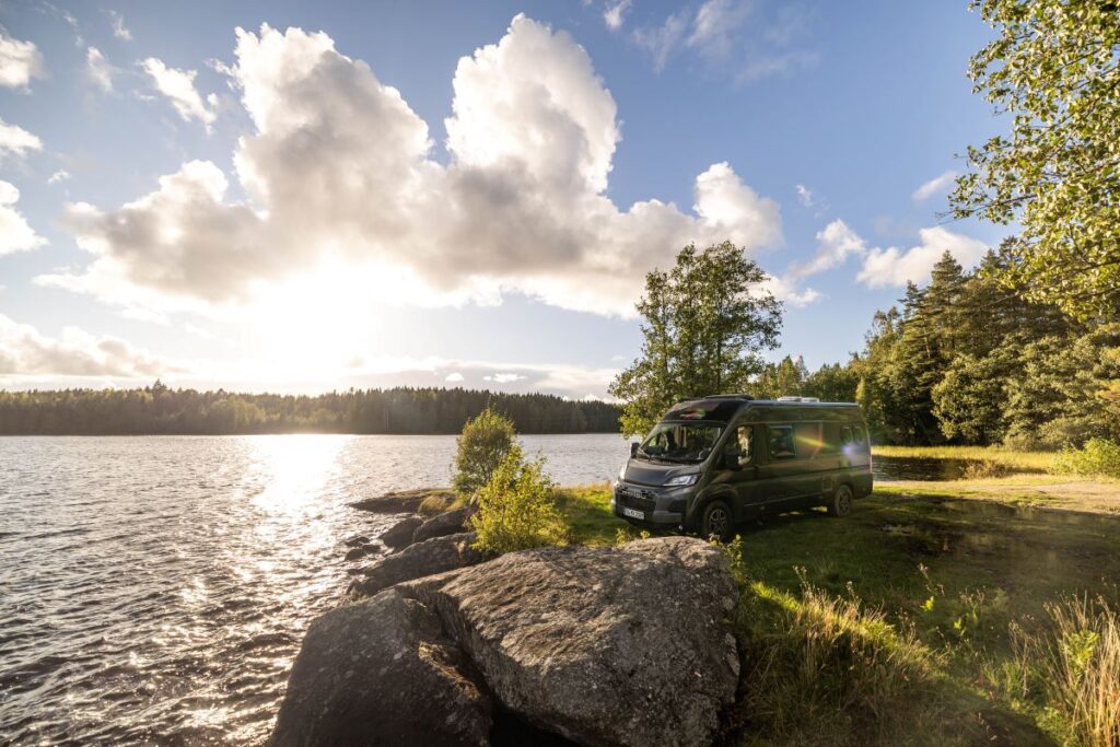 Ansicht eines Malibu Van vor einem See in Norwegen