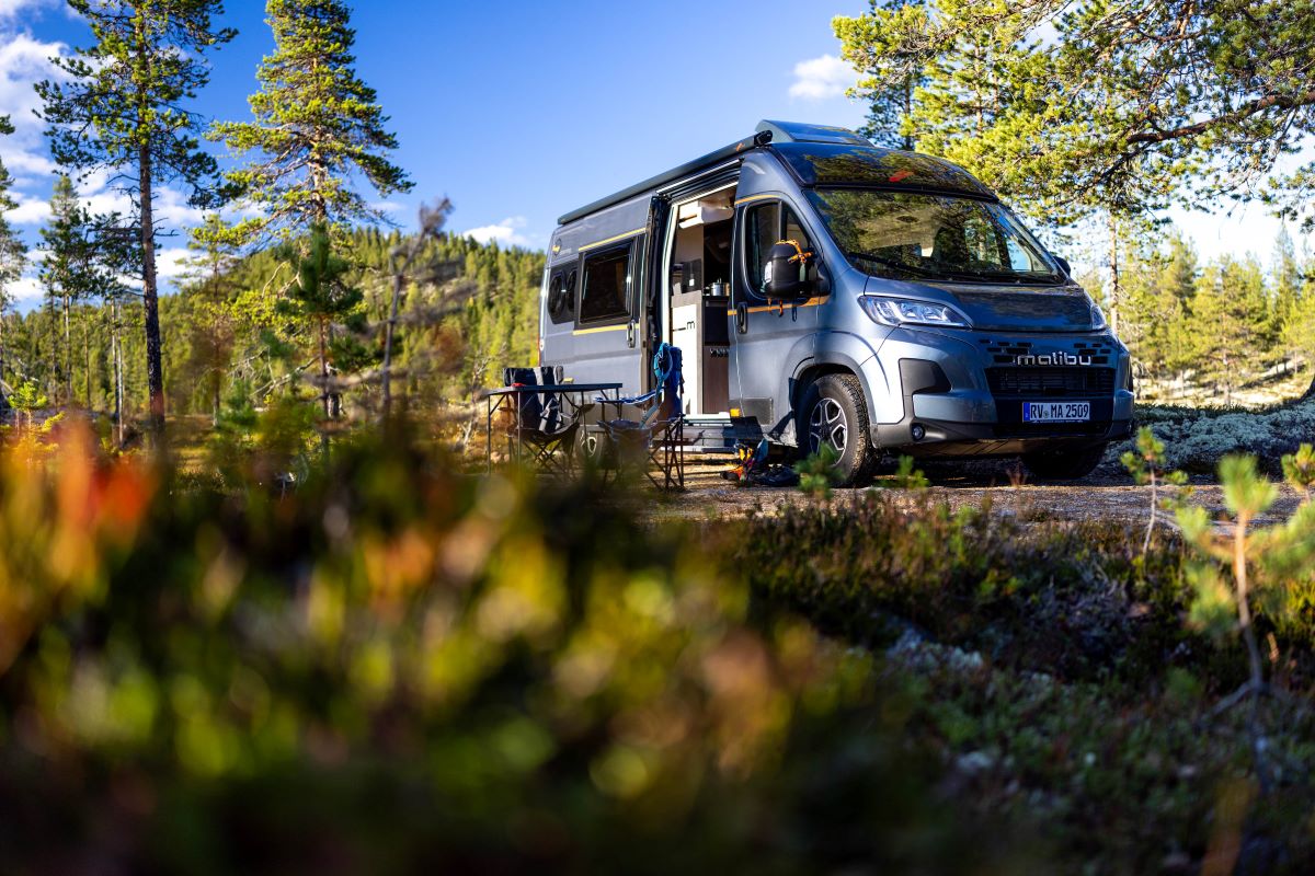 Sicht auf einen geöffneten Malibu Van mit Camping Ausrüstung