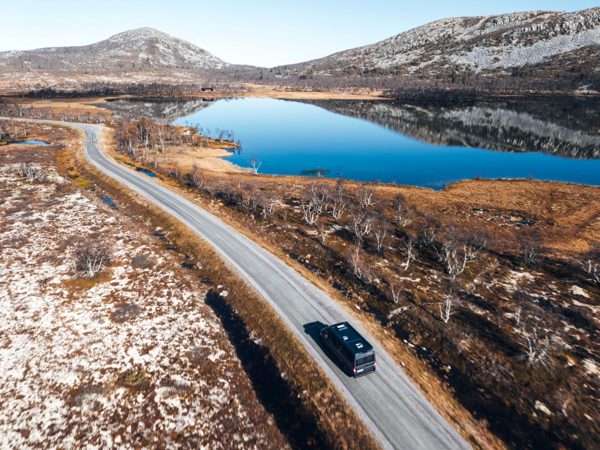 Vogelpersepktive eines Malibu Van auf einer Straße in Norwegen