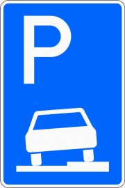 Verkehrsschild Parken auf dem Bürgersteig